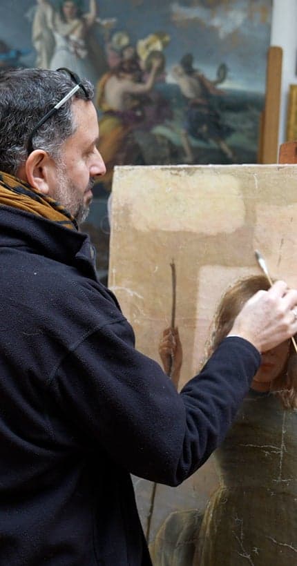 Aldo Peaucelle est restaurateur de tableaux (et son job est TRÈS satisfaisant)